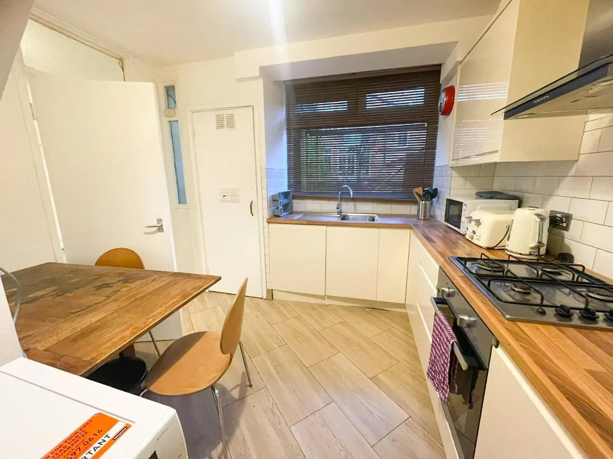 بيت للعطل فيلا Flat 4, Kingsbury House لندن